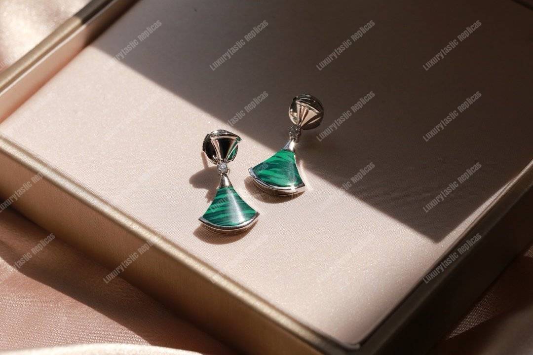 B*l*ai divas’ dream 2 diamonds earrings green