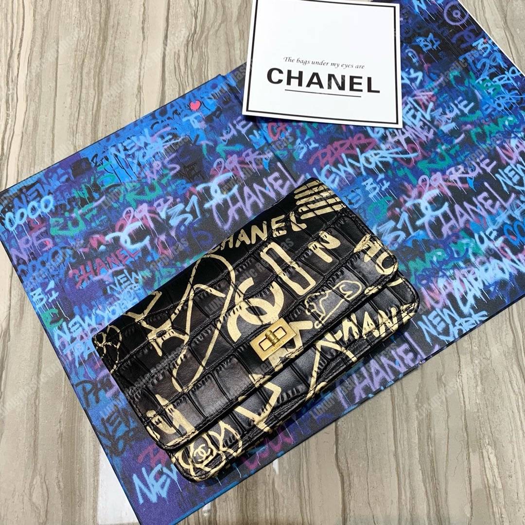Ch*el wallet on chain – woc crocodile-embossed print gold-toned