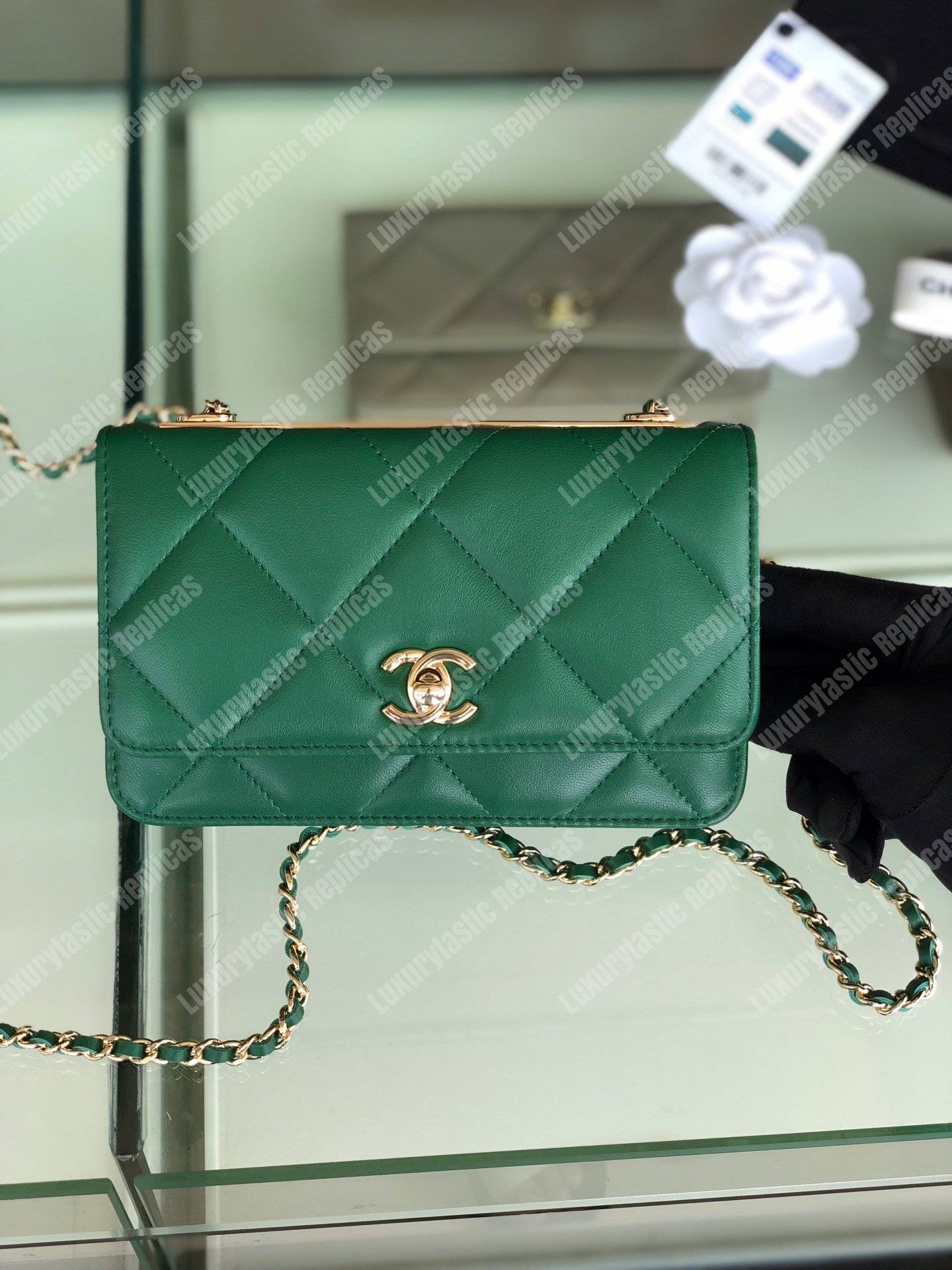 Ch*el wallet on chain – woc lambskin gold-toned metal green