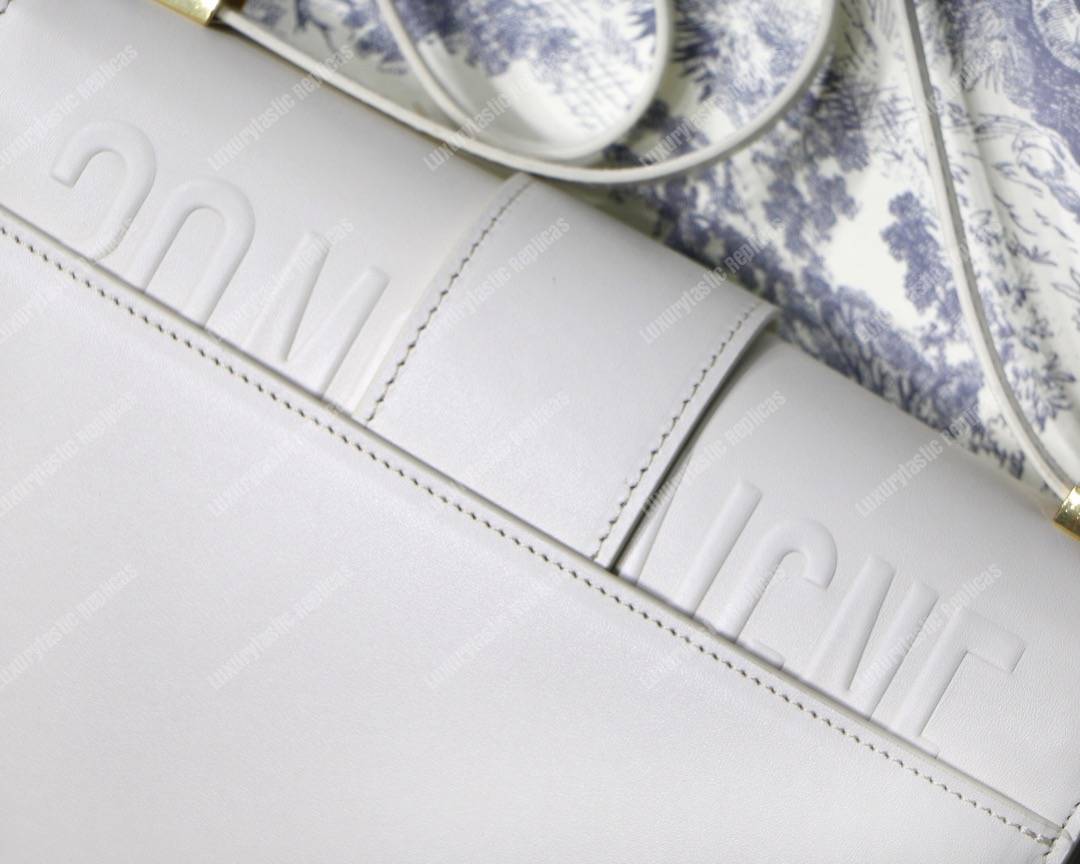 30 Montaigne Calfskin Bag Off-White