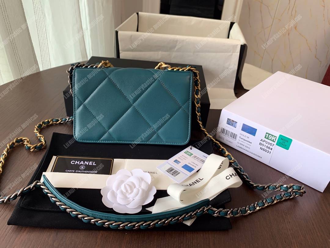 Ch*el 19 wallet on chain turquoise