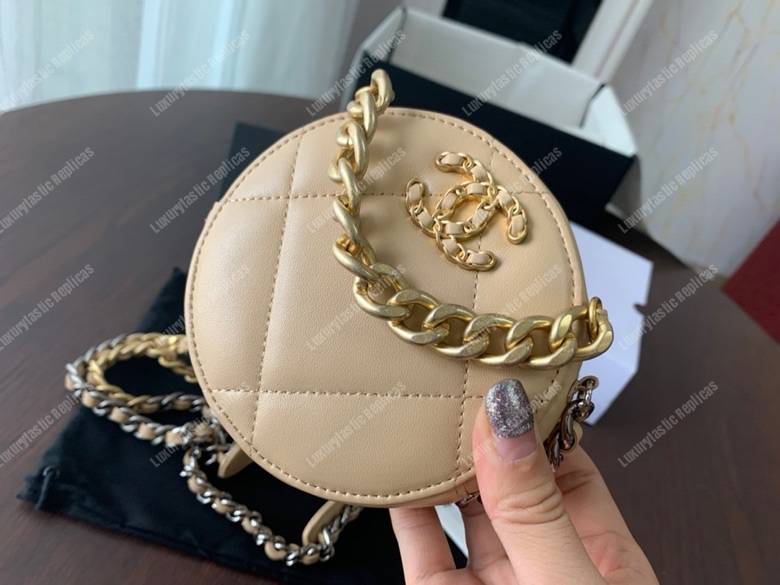 Ch*el 19 clutch with chain beige