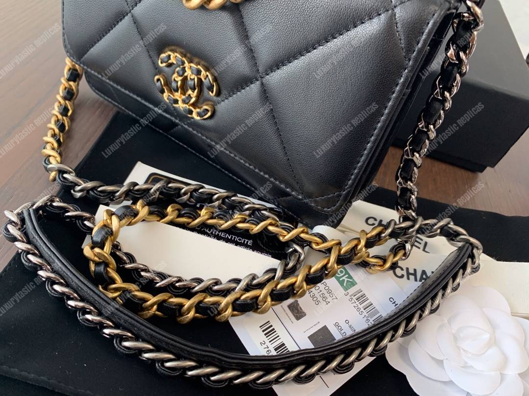 Ch*el 19 wallet on chain black