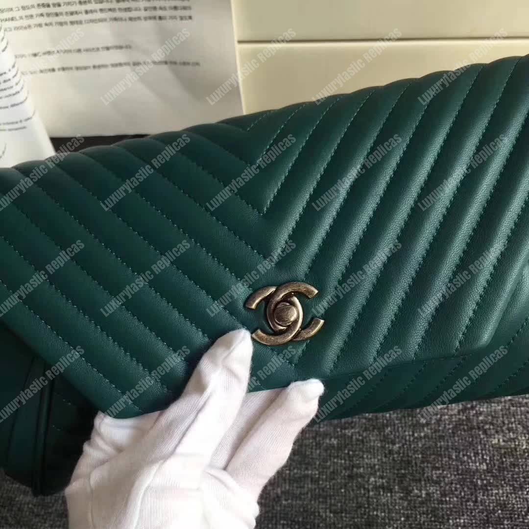 Ch*el reversed clutch green