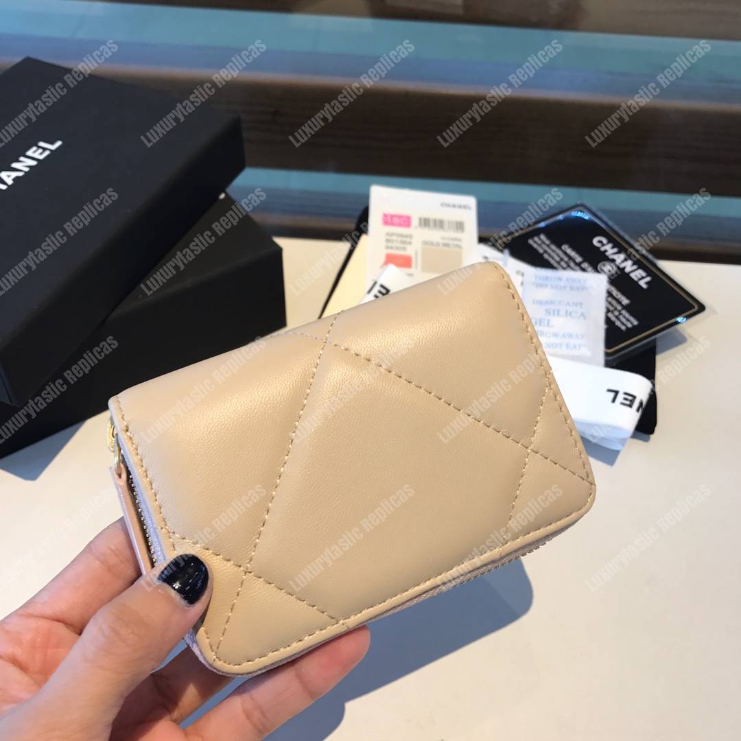 Ch*el 19 zipped coin purse light beige