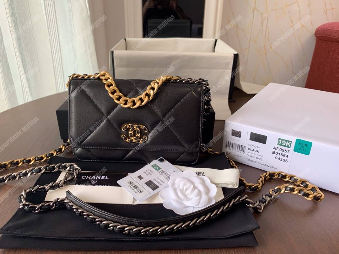 Ch*el 19 wallet on chain black