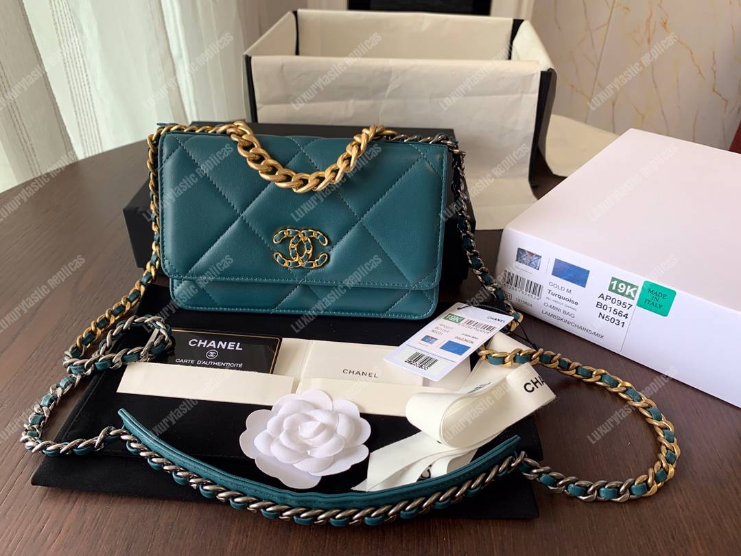 Ch*el 19 wallet on chain turquoise