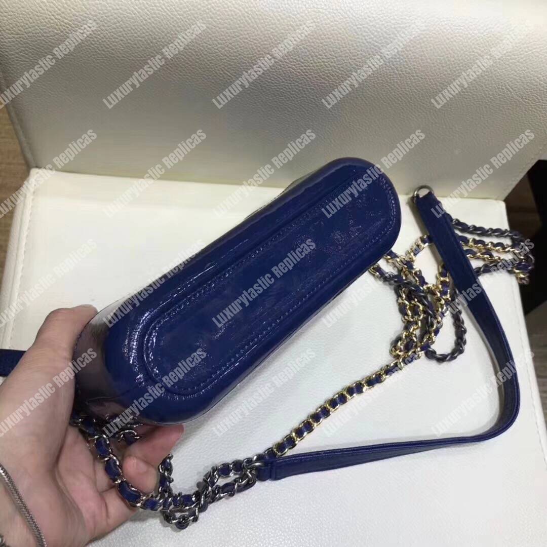 Ch*el clutch with chain blue
