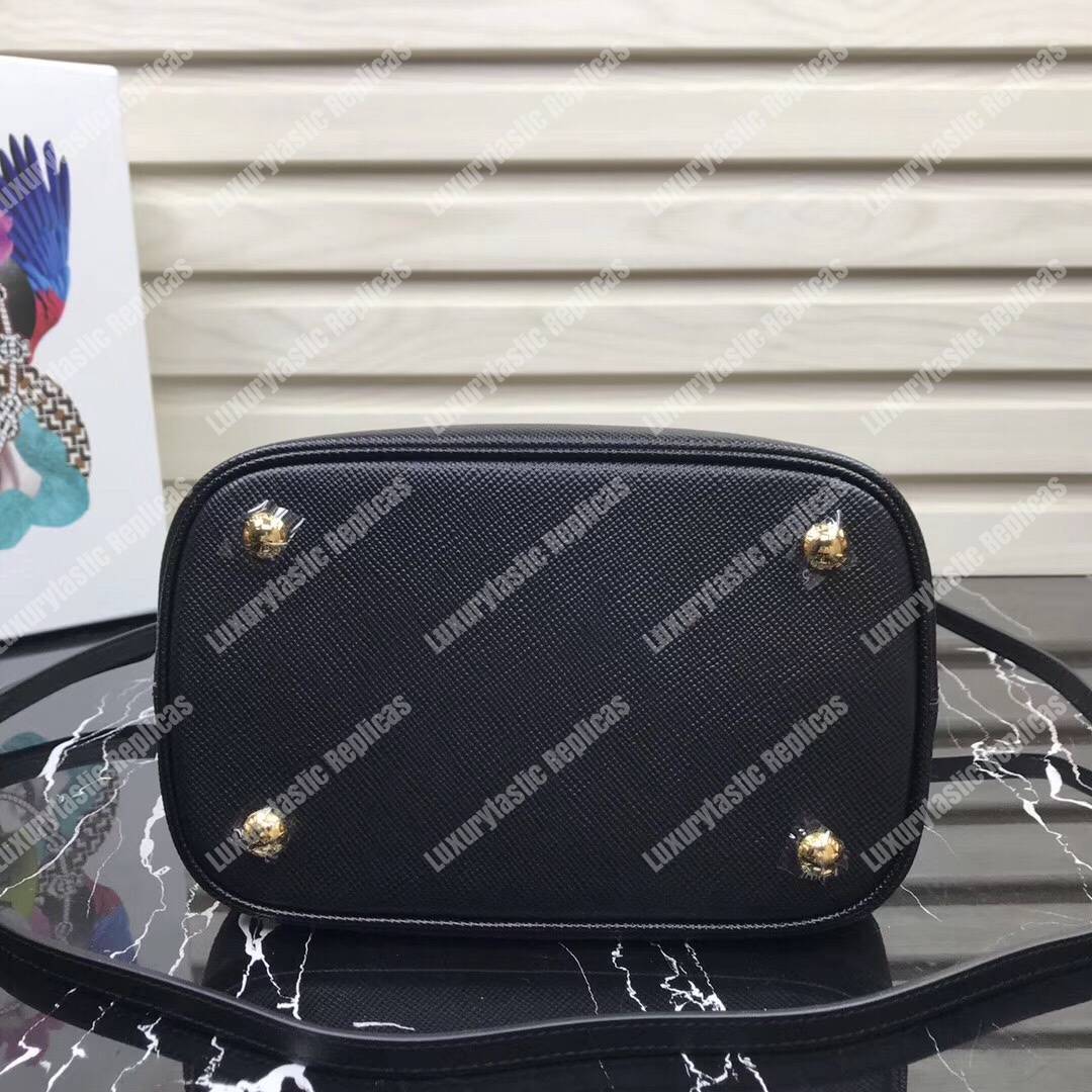 Pra*a panier medium straw bag black
