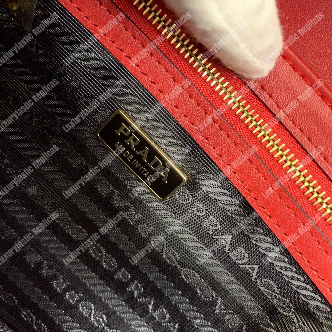 Pra*a emblème saffiano leather bag red
