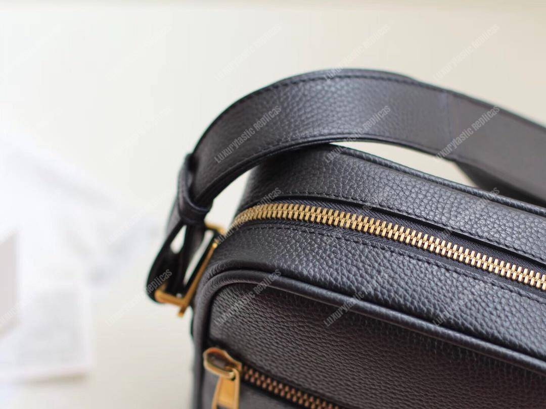 G*u*i print messenger bag black leather