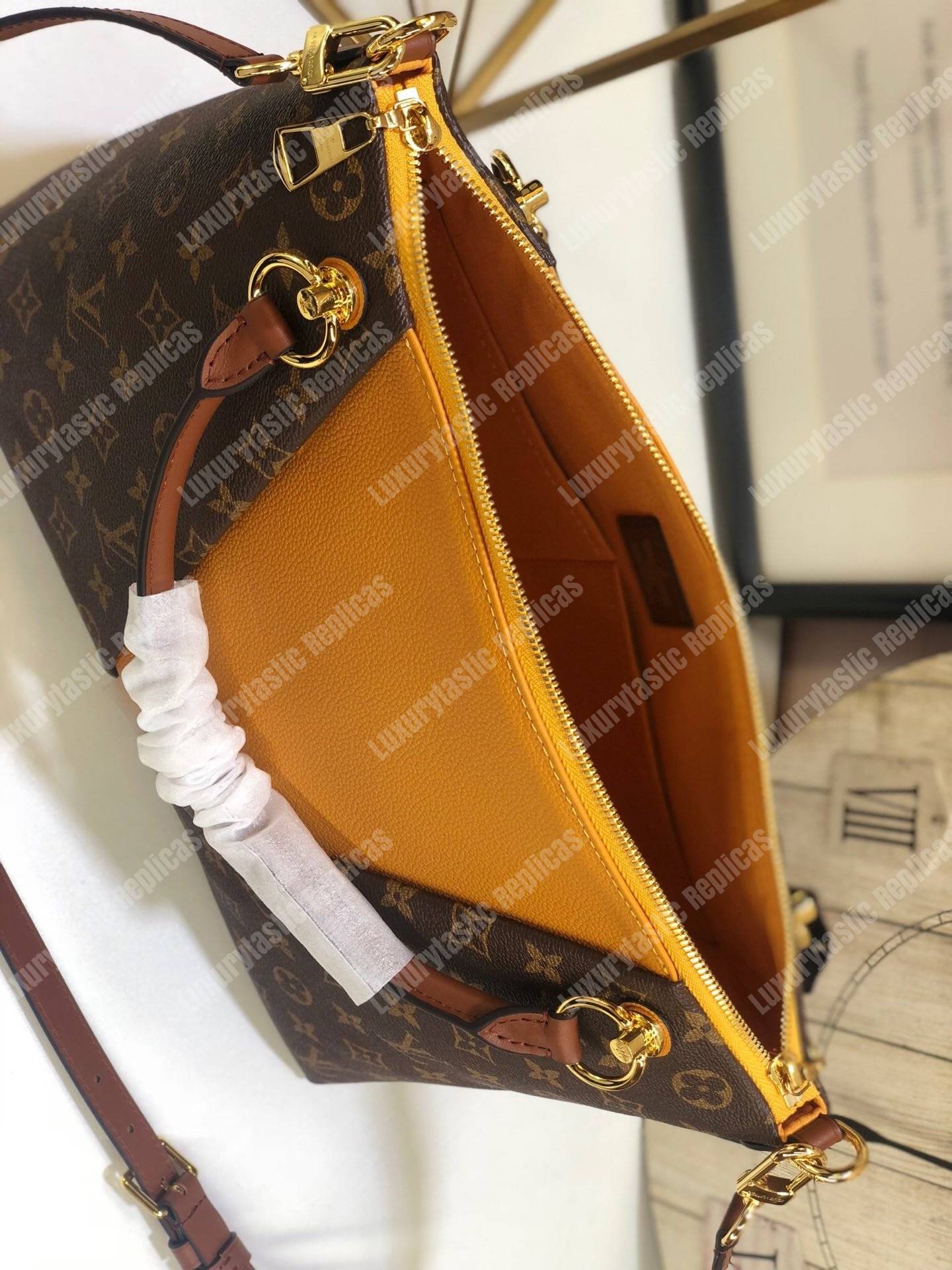 LV V Tote MM Monogram Safran