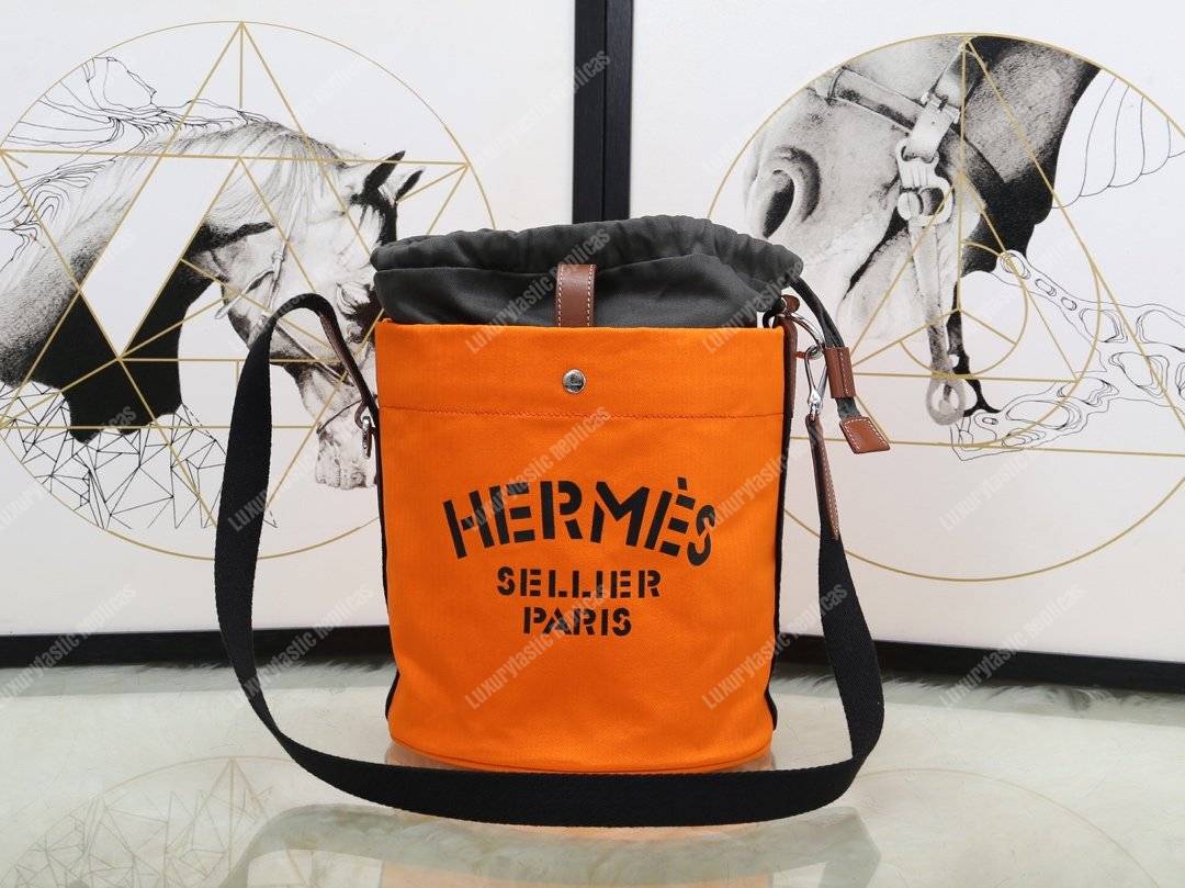 H**mes grooming bag orange palladium-plated hardware