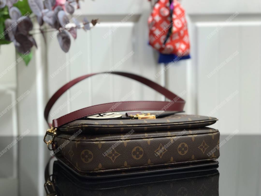 LV Pochette Métis Monogram Canvas Crème Beige