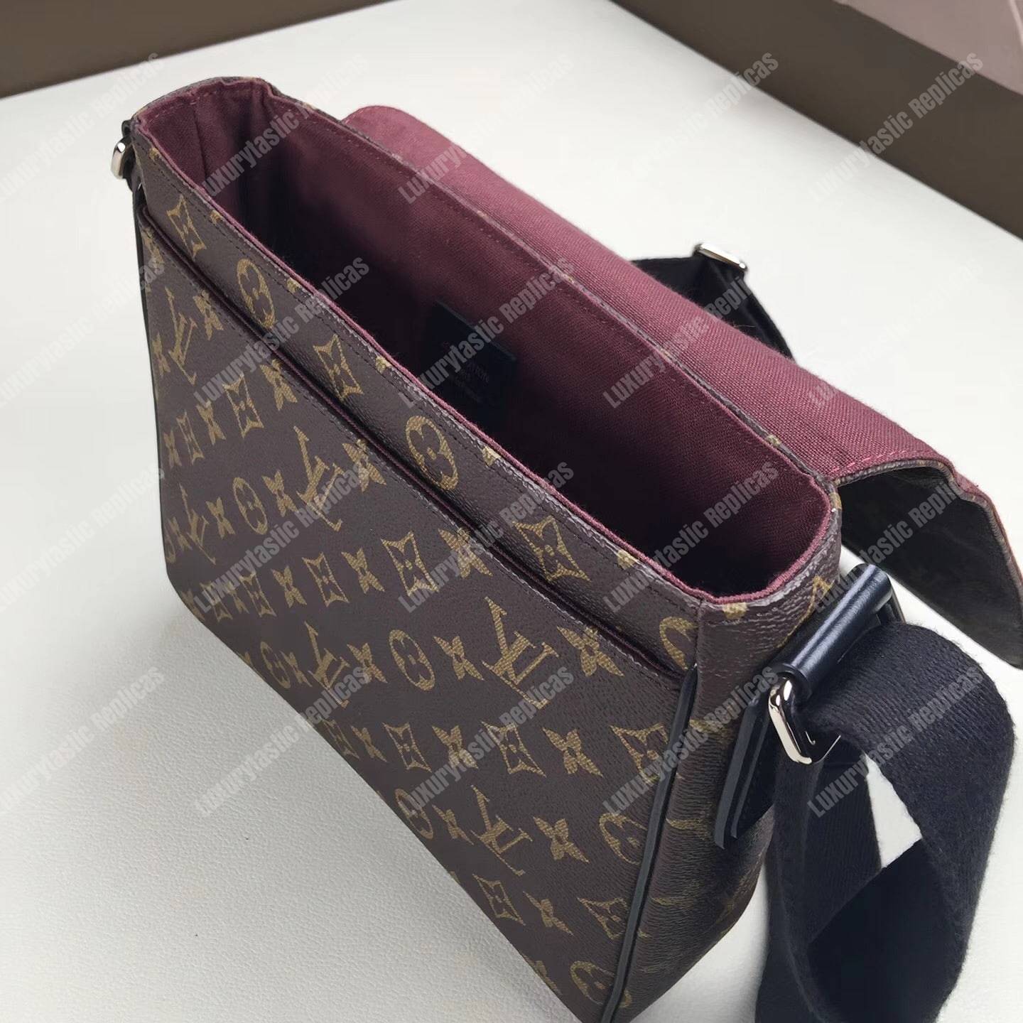 LV District MM Messenger Bag Monogram Canvas