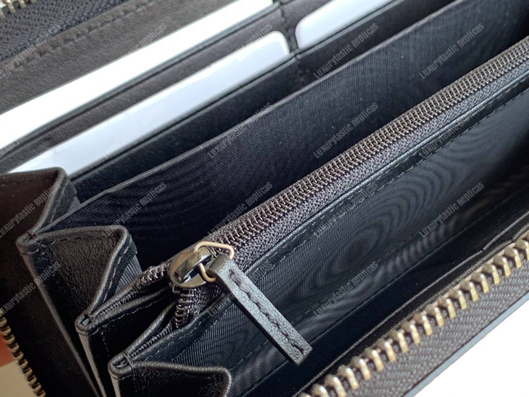G*u*i gg sup*e zip around wallet with wolf