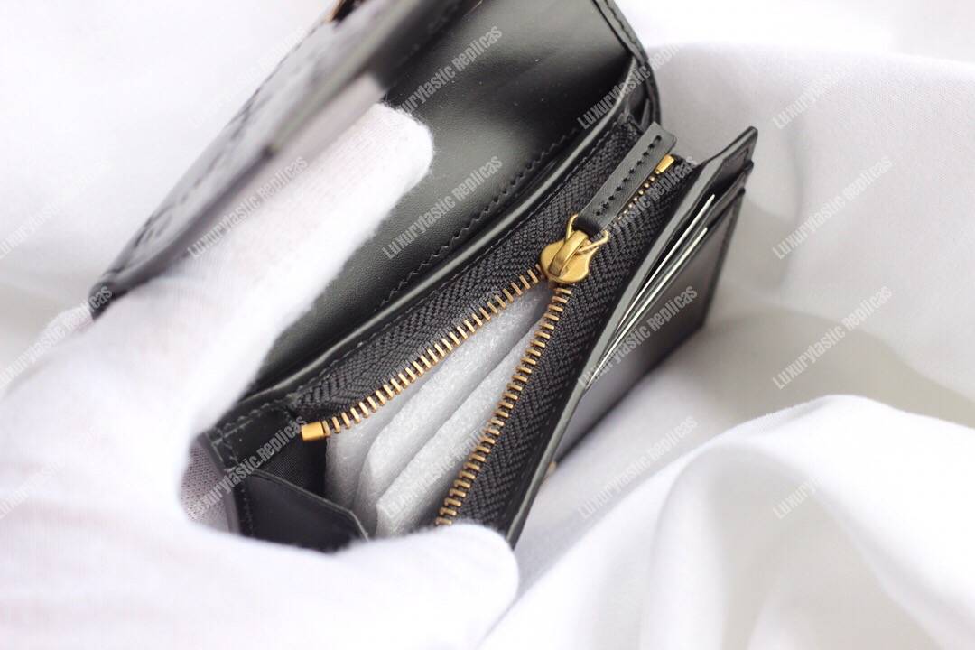 G*u*i signature card case with cat