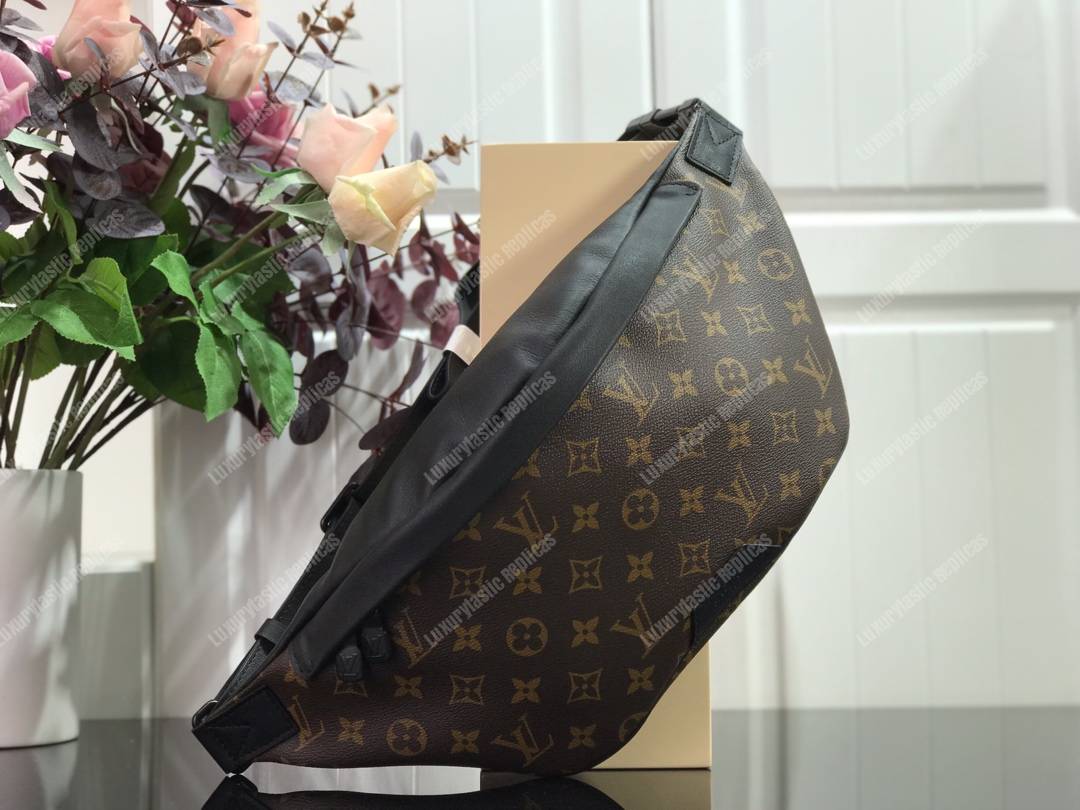 LV Discovery Bumbag Monogram Canvas