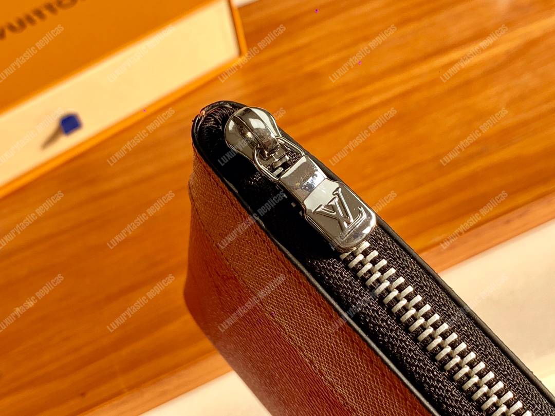LV Discovery Pochette PM Orange