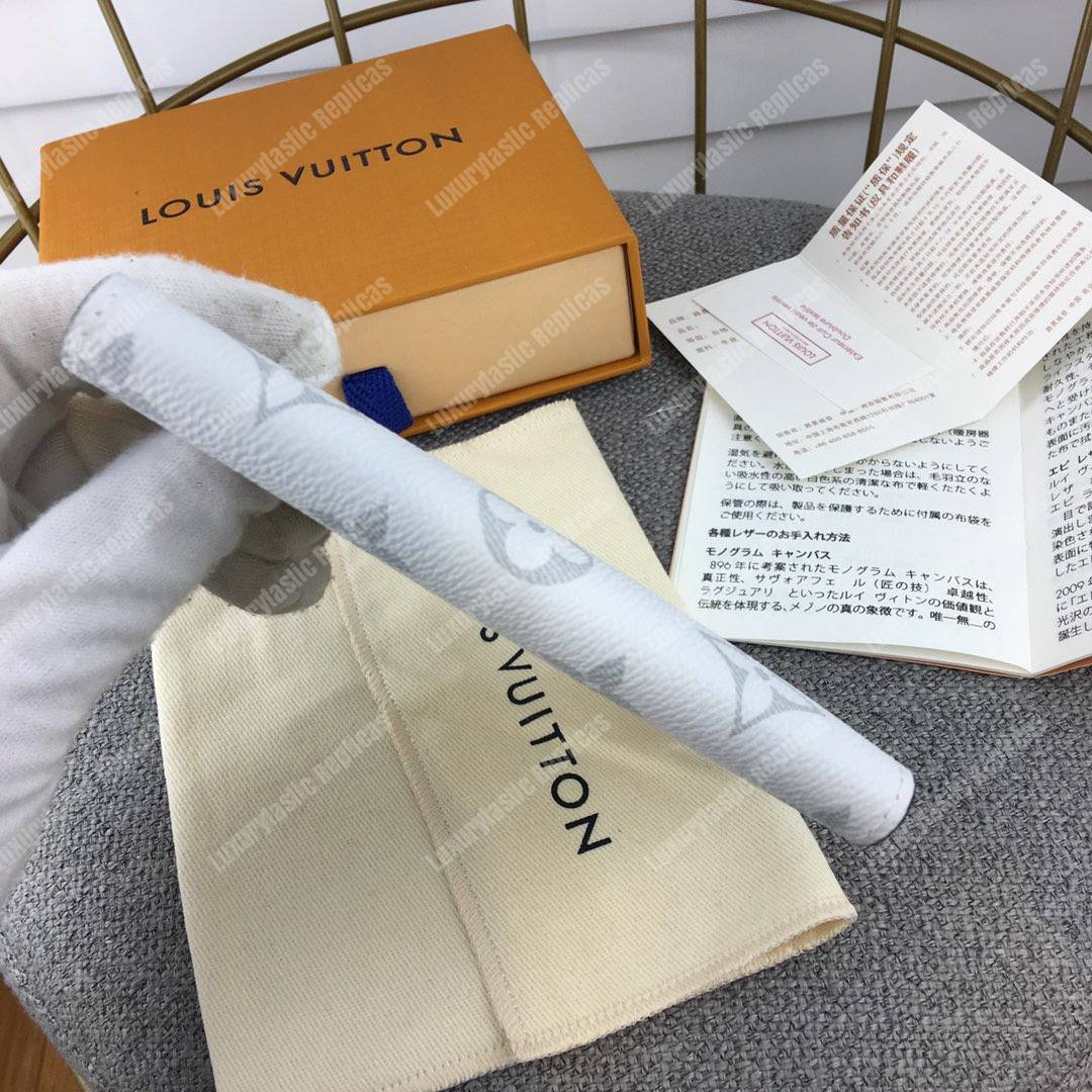 LV Passport Cover Taiga Monogram White
