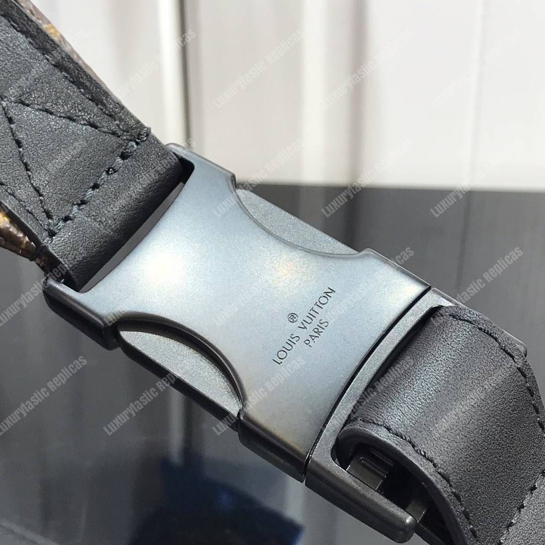 LV Discovery Bumbag Monogram Canvas