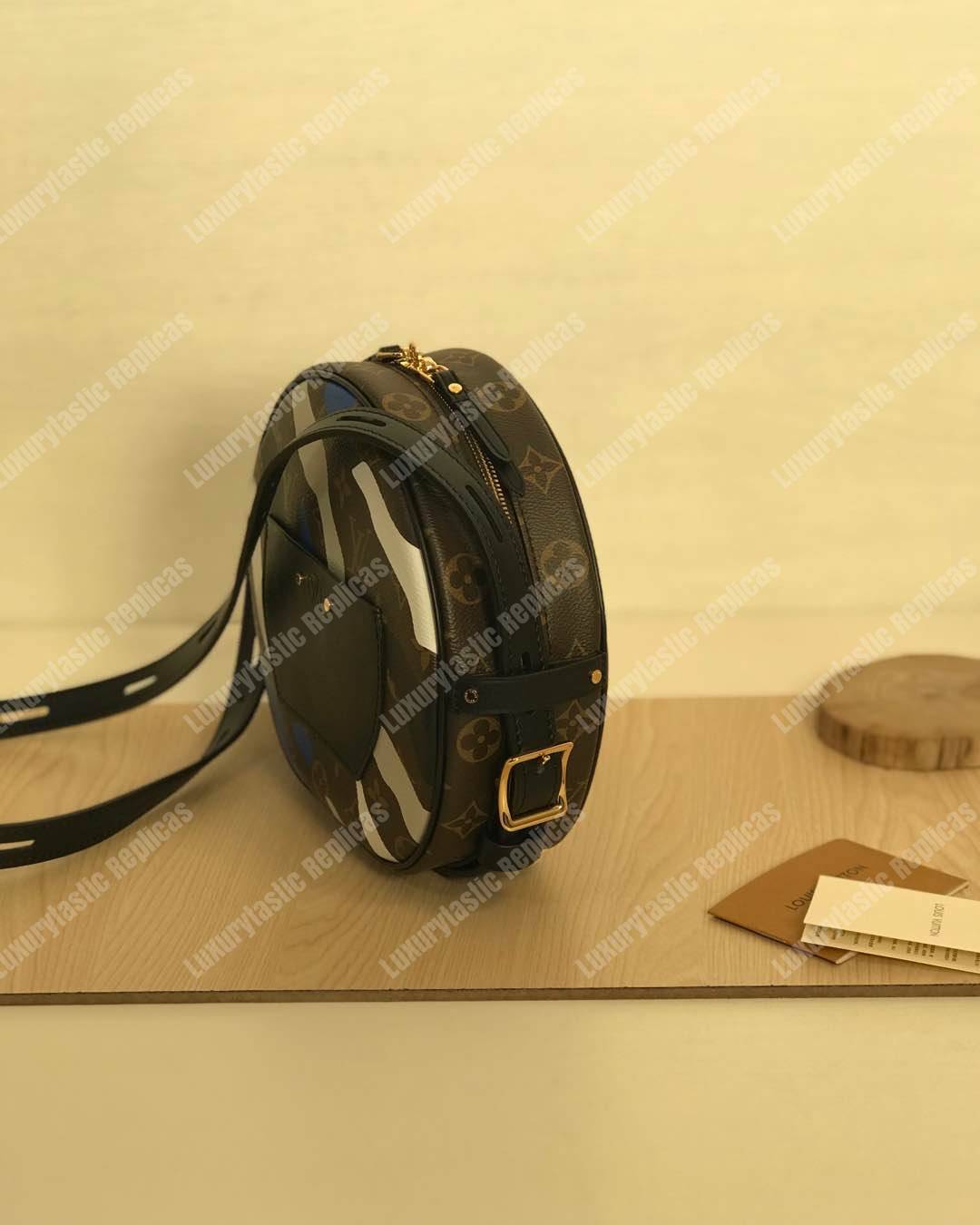 LV X LOL Boite Chapeau Souple
