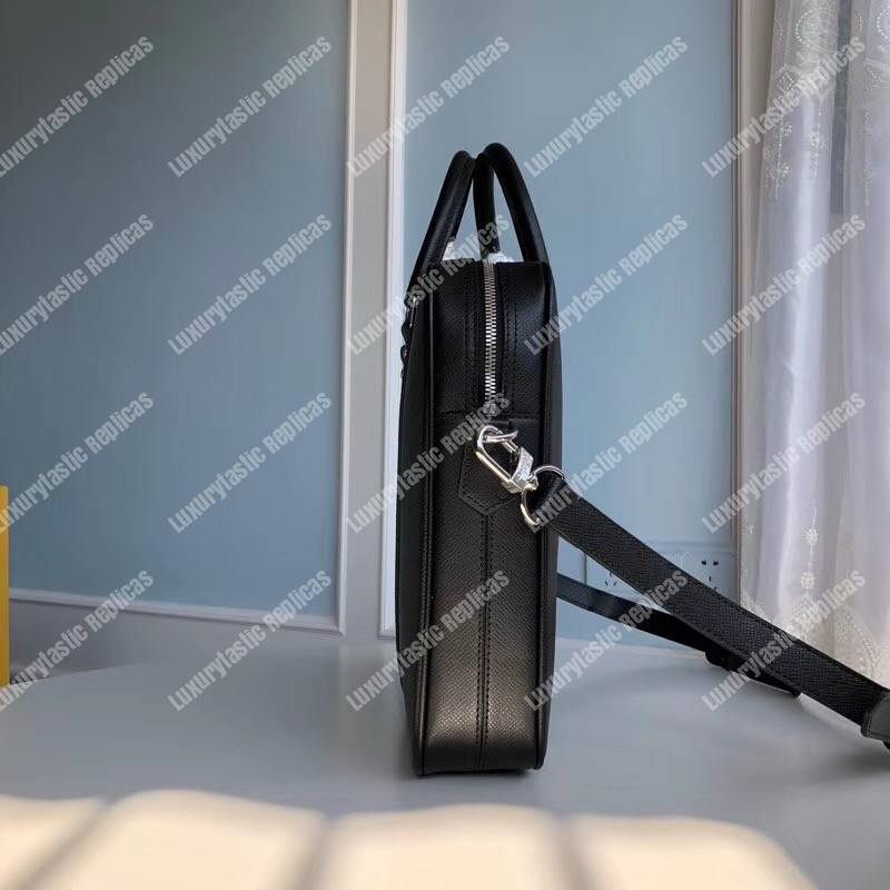 LV Porte-Documents Voyage PM Taiga Leather Noir