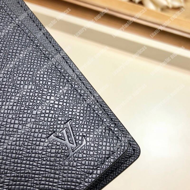 LV Brazza Wallet Taïga Leather Noir