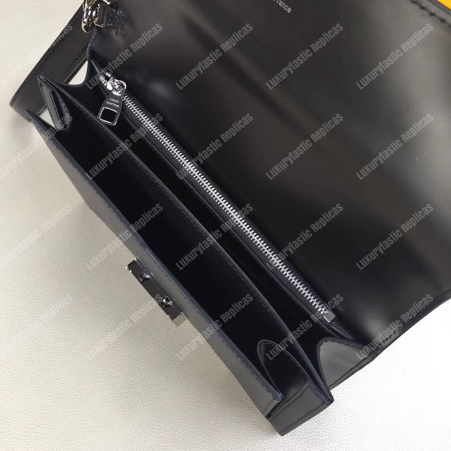 LV Clutch Thames Epi Leather