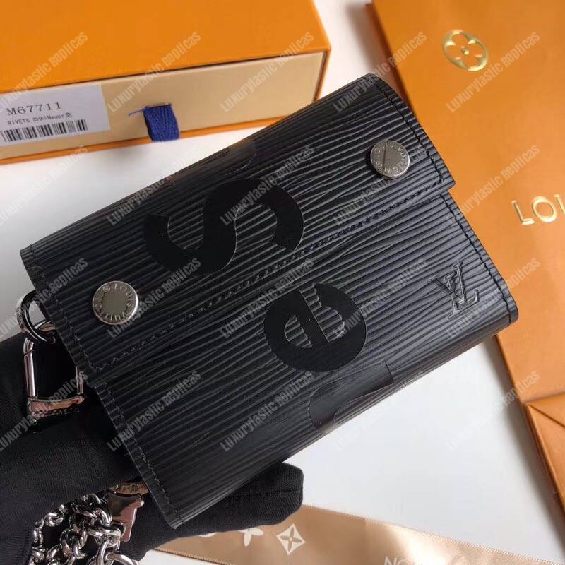 l**is V*t*n x sup*e rivets chain wallet epi canvas black