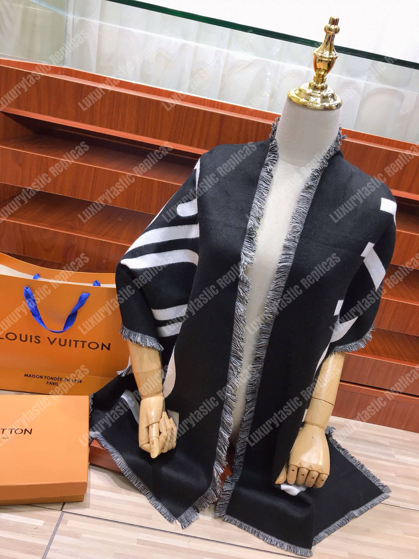 lv team L**is scarf noir