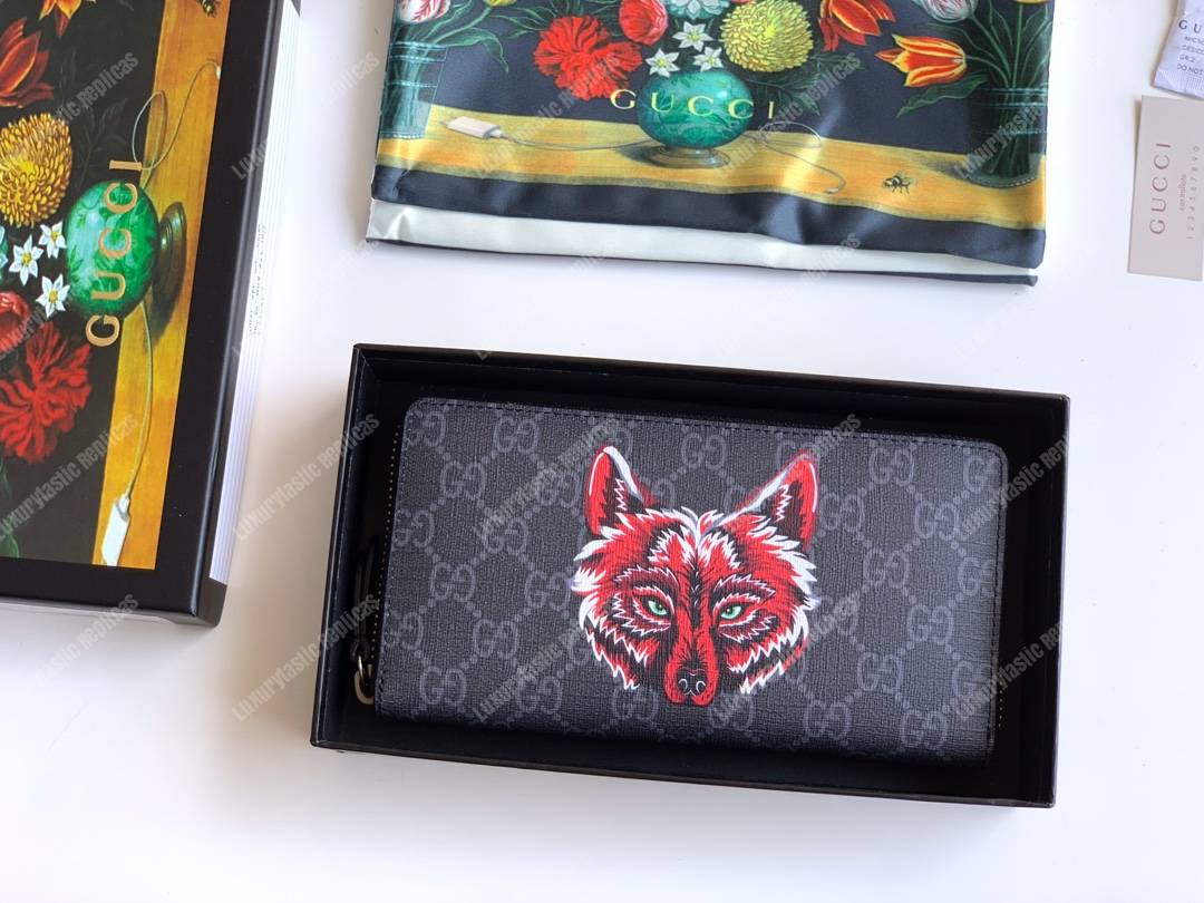 G*u*i gg sup*e zip around wallet with wolf