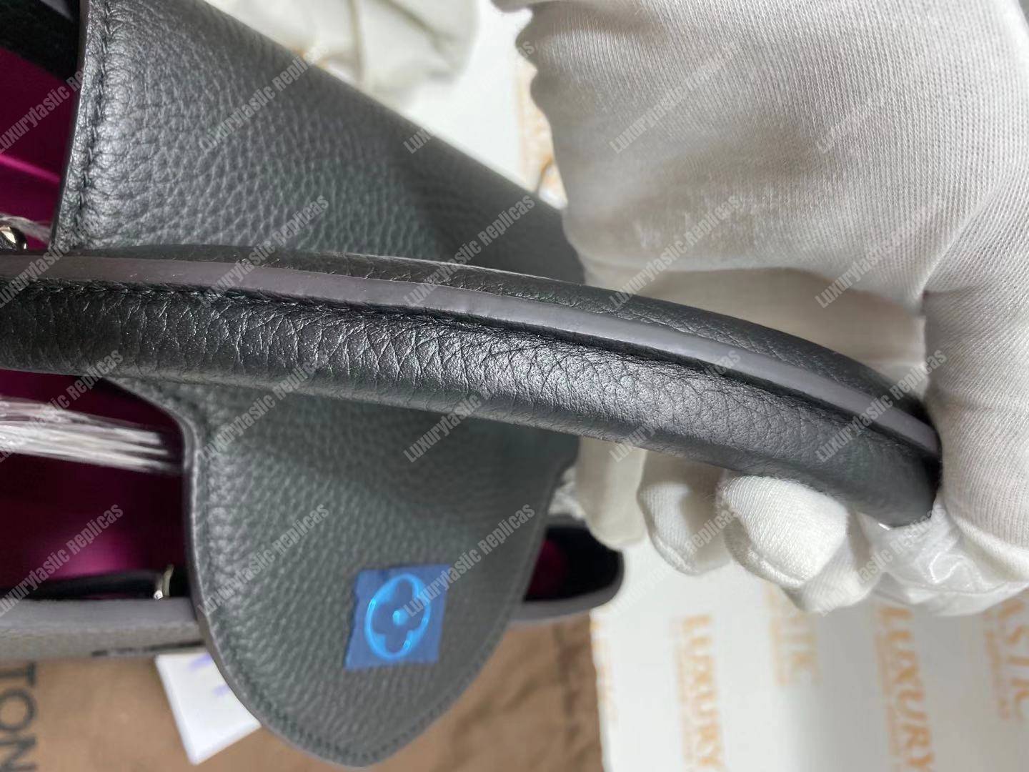 LV Capucines MM Taurillon Leather Noir Electric