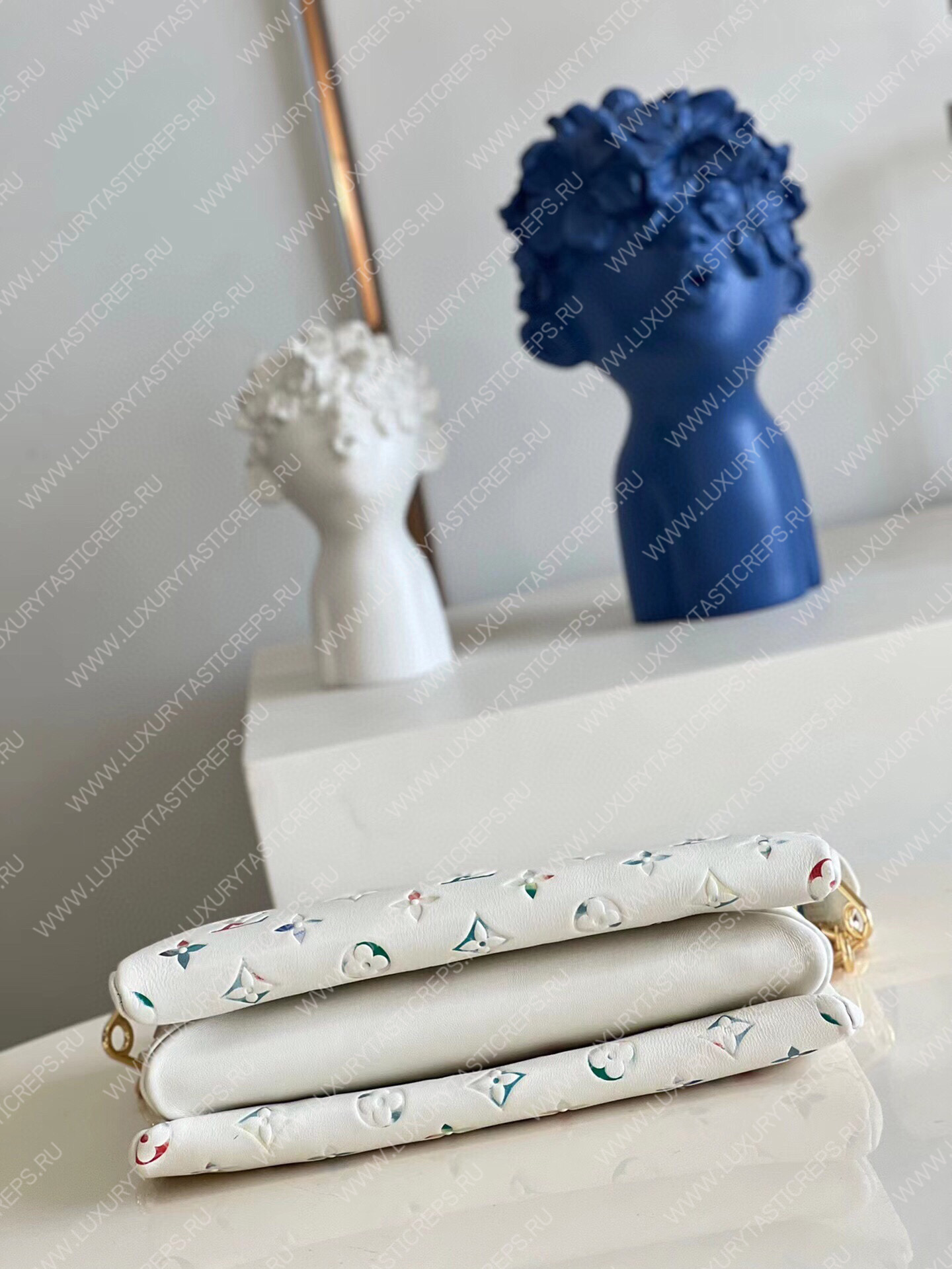 l**is V*t*n coussin pm white m57793