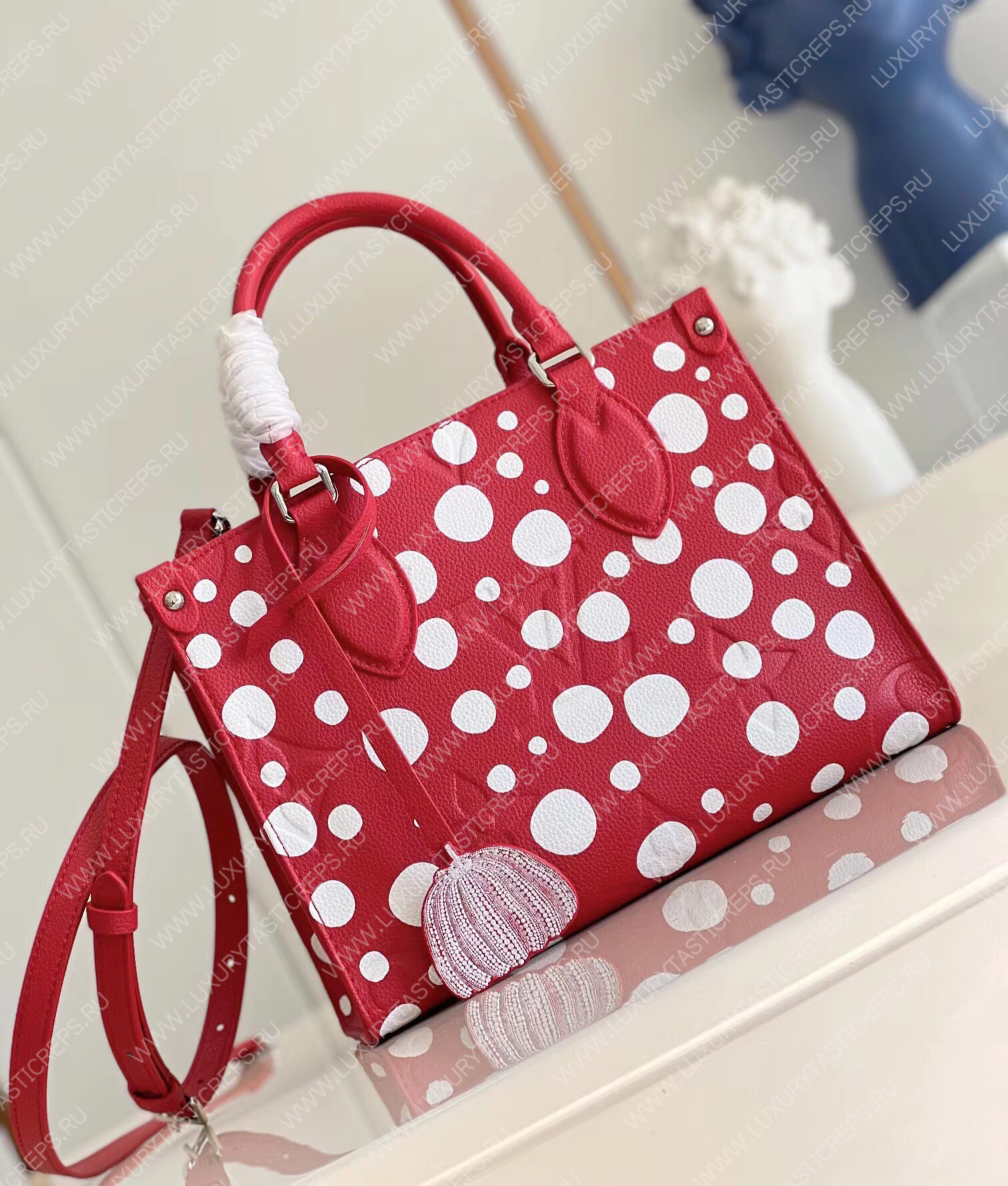 l**is V*t*n lv x yk onthego pm​ red and white m46412