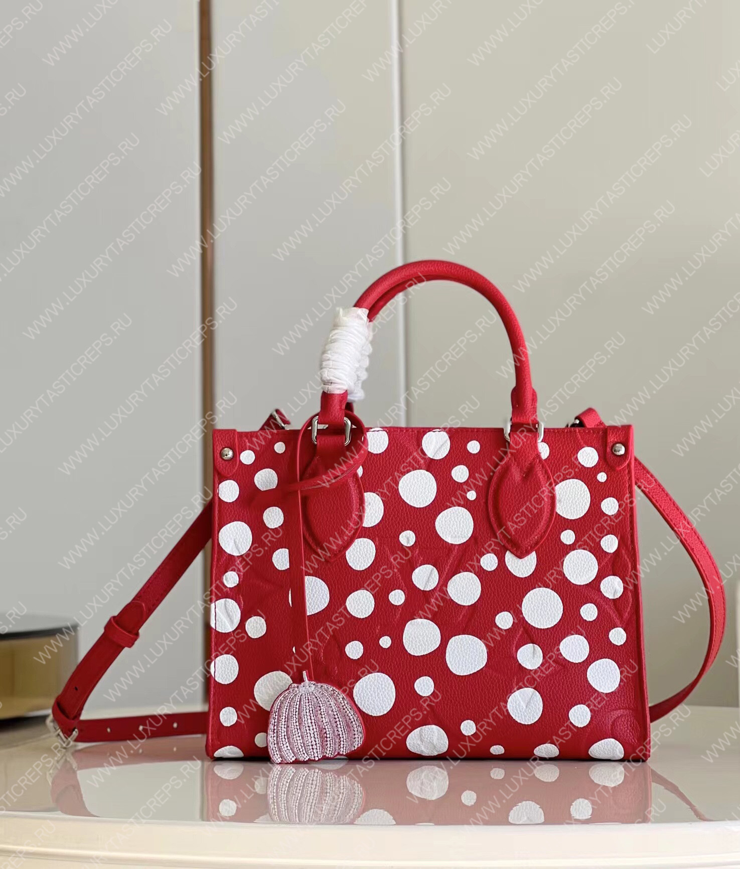 l**is V*t*n lv x yk onthego pm​ red and white m46412