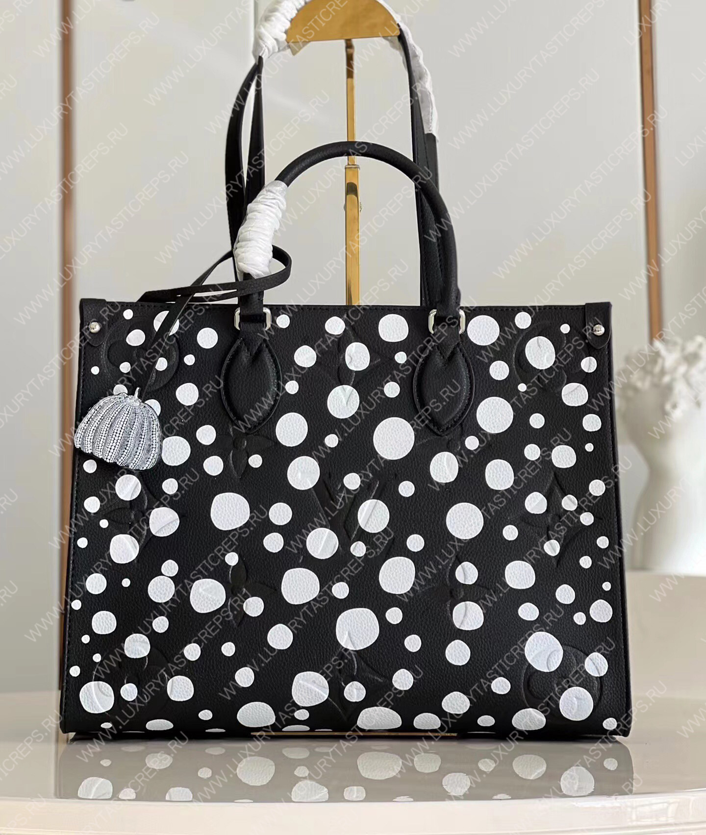 l**is V*t*n lv x yk onthego pm black and white m46412