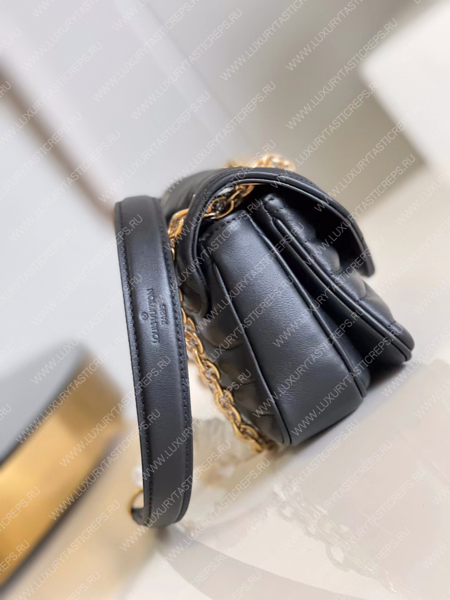 l**is V*t*n new wave chain bag pm black m20687