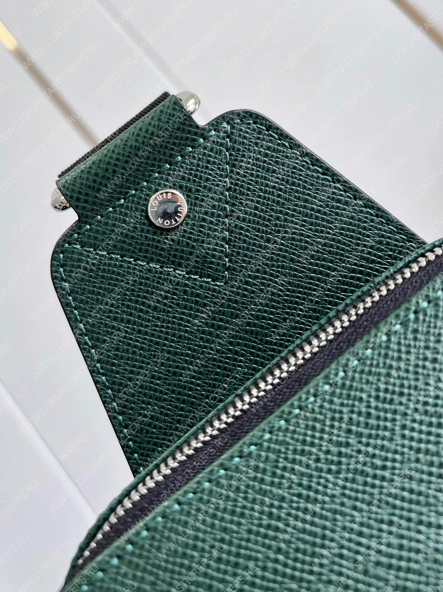 l**is V*t*n avenue sling bag green m30860