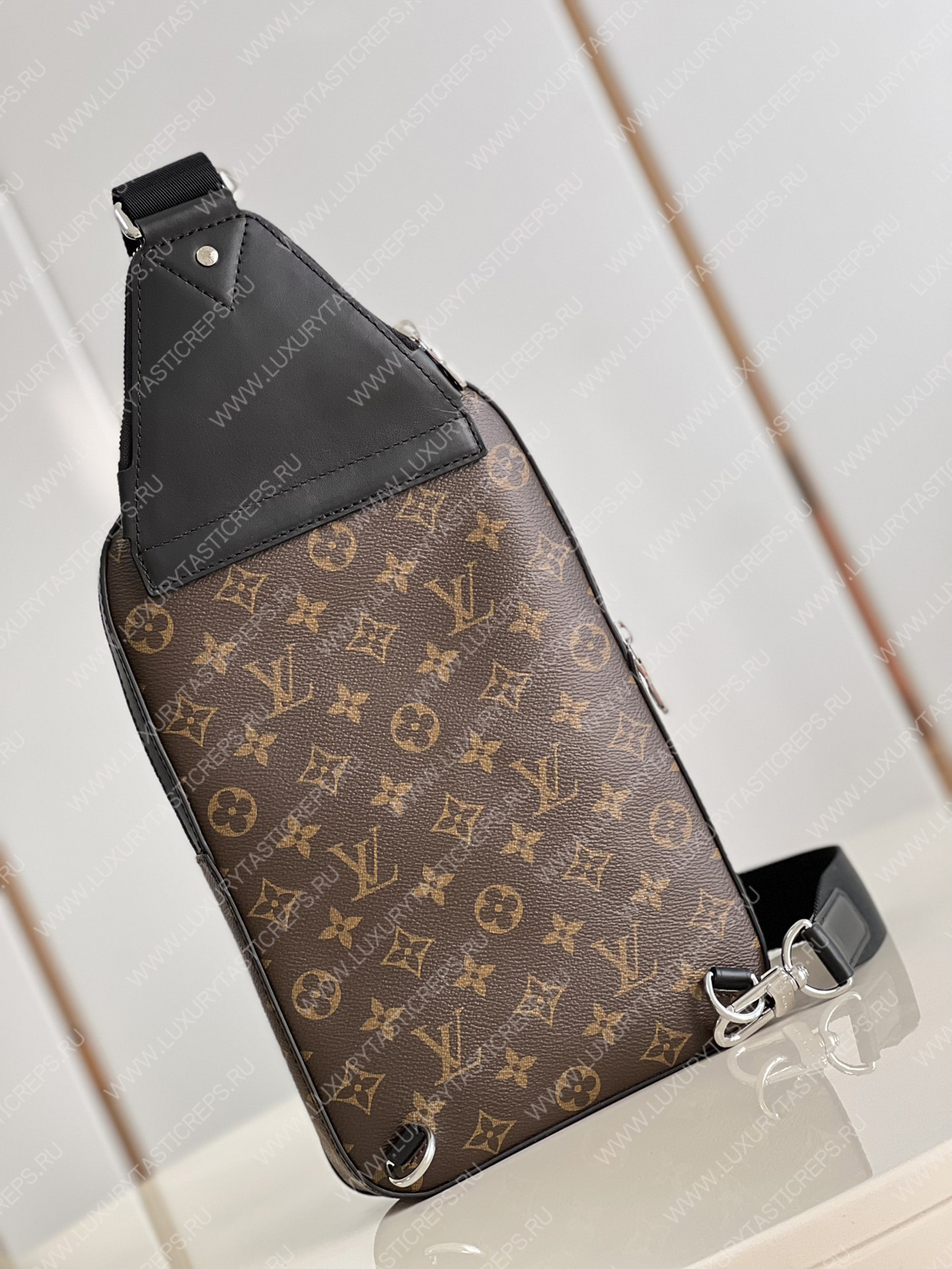 l**is V*t*n avenue slingbag monogram brown m46327