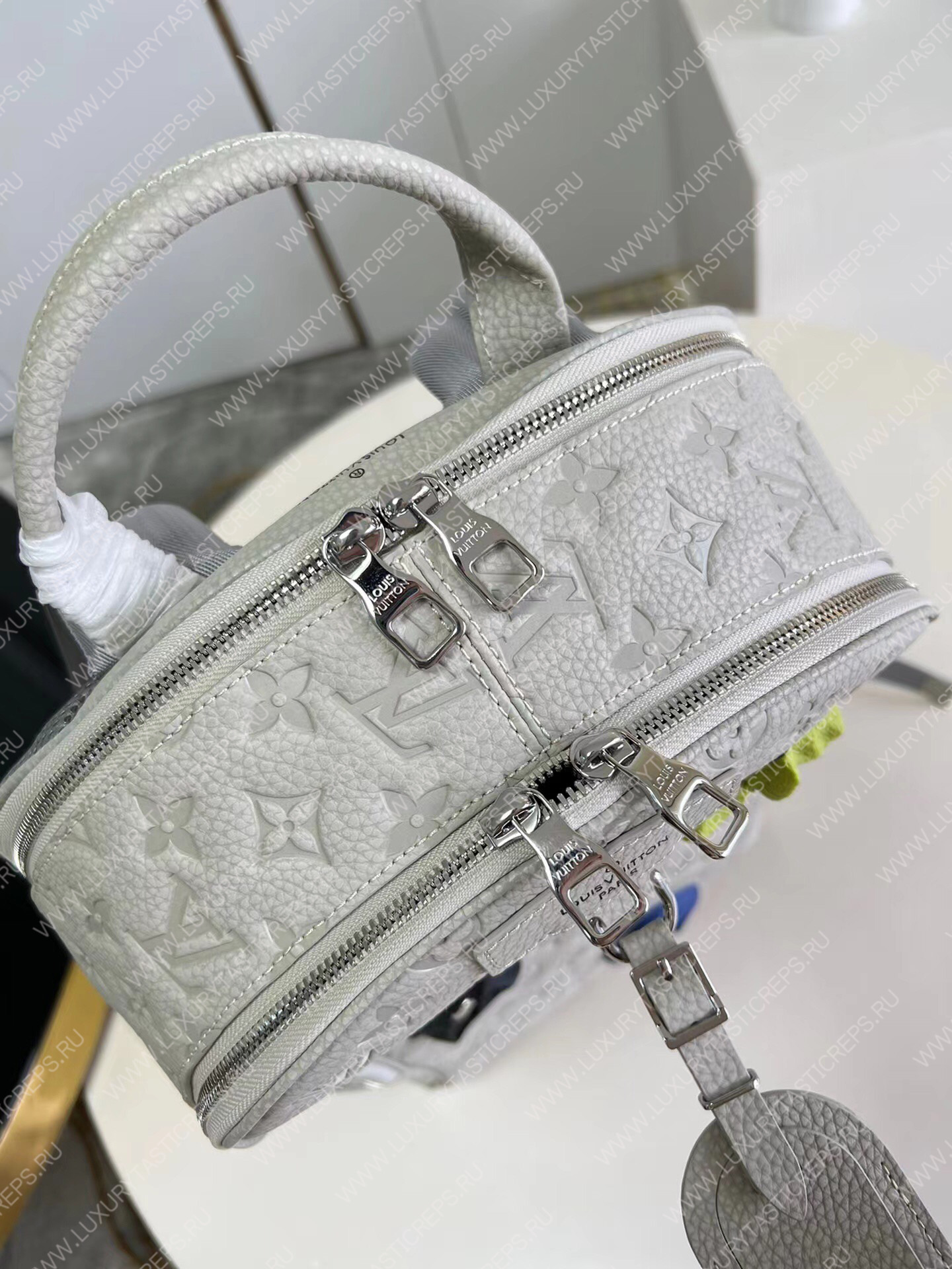 l**is V*t*n ellipse backpack white m20877
