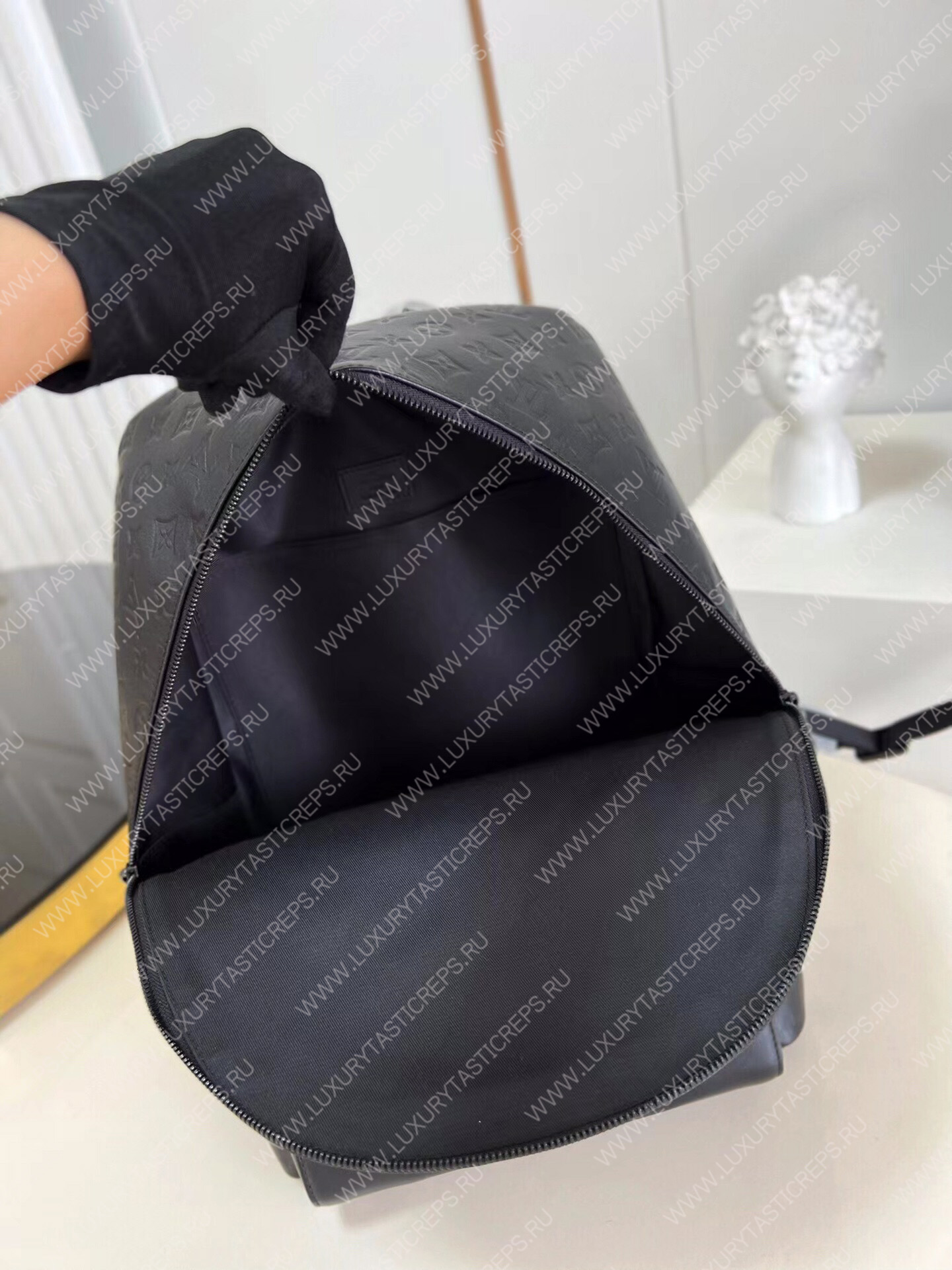 l**is V*t*n racer backpack black m46109