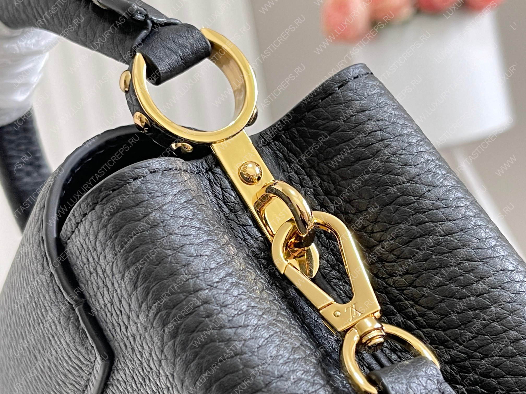 l**is V*t*n capucines mm black m21121