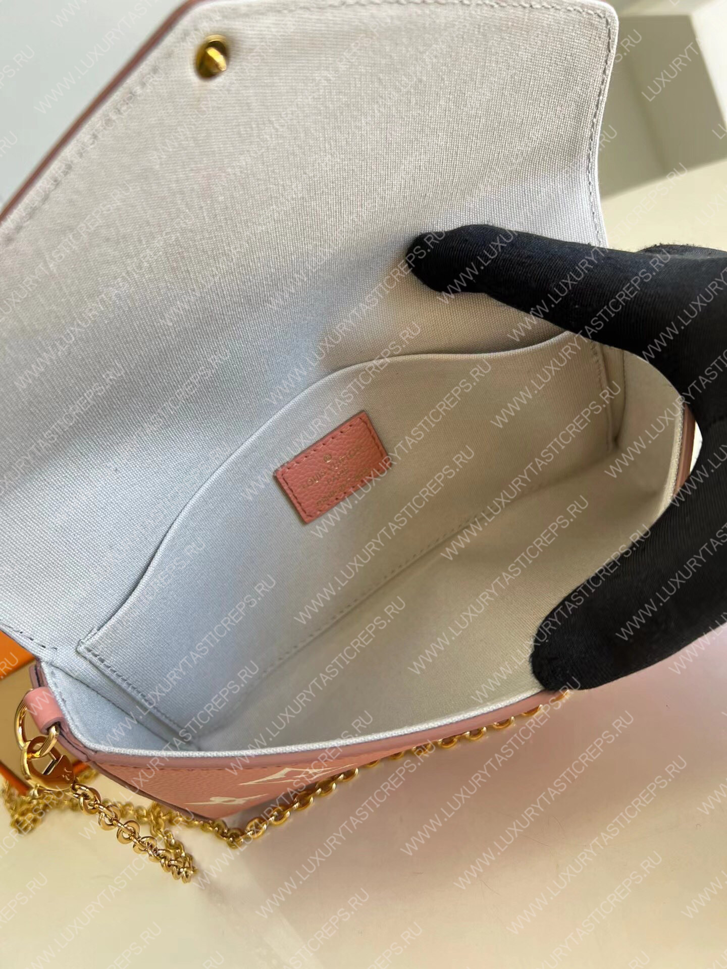 l**is V*t*n fÉlicie pochette white/rose m64064  style: m64