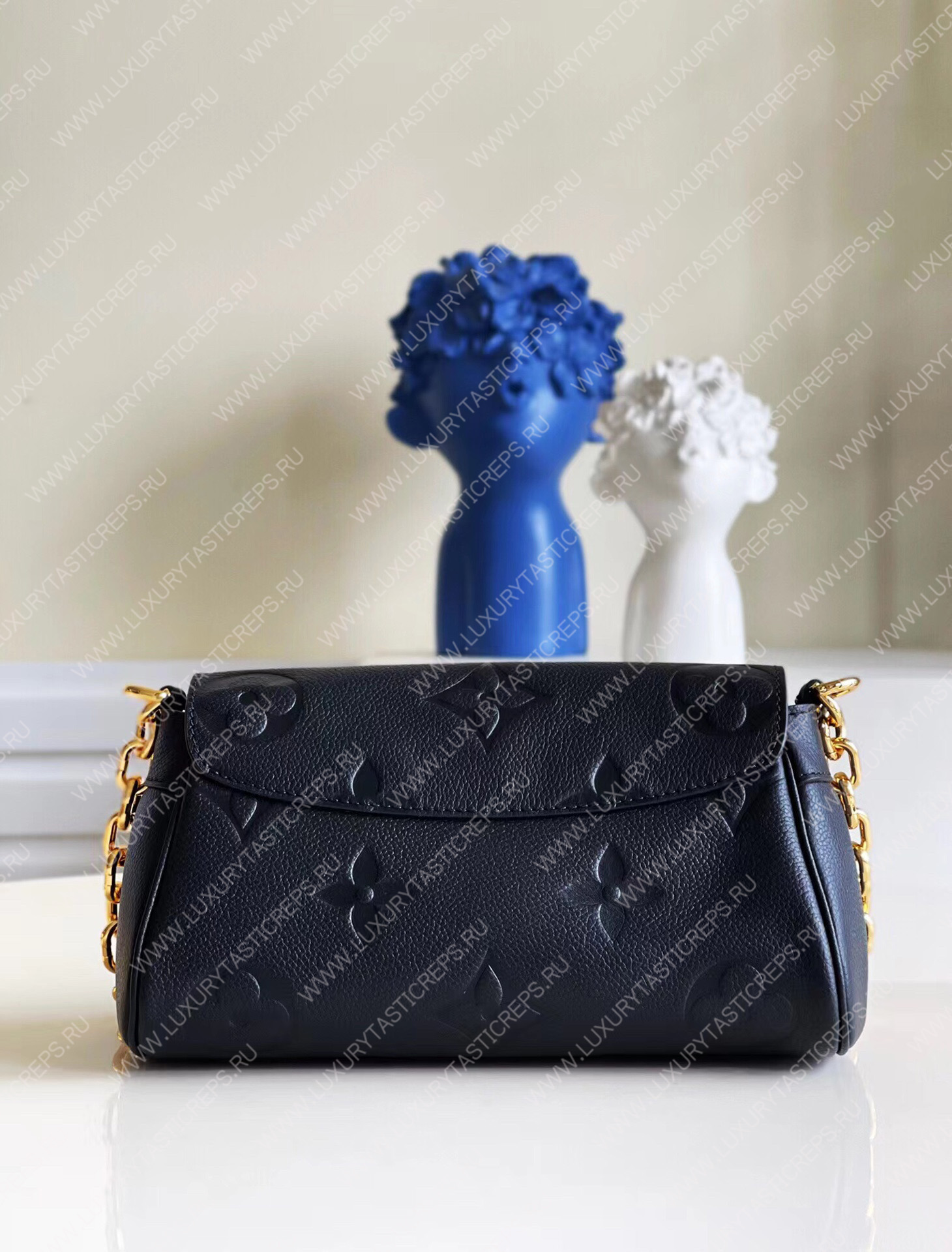l**is V*t*n favorite navy blue m45813