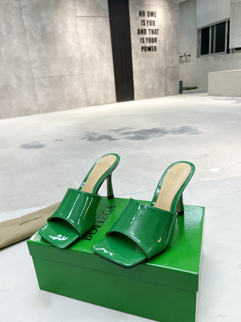 bo*te*ga Ve*ne*ta strech mule green 610538v