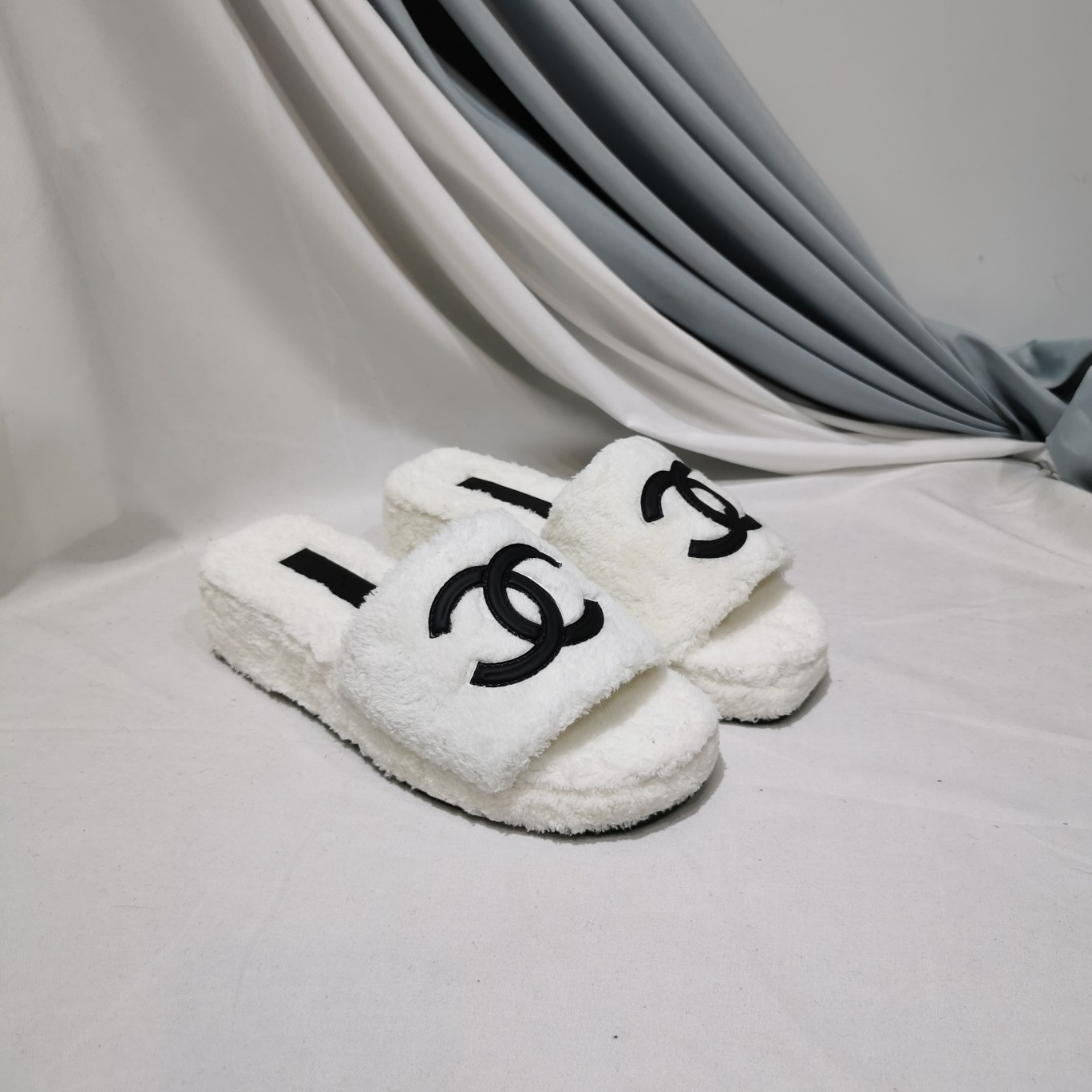 Ch*el mules white g39059