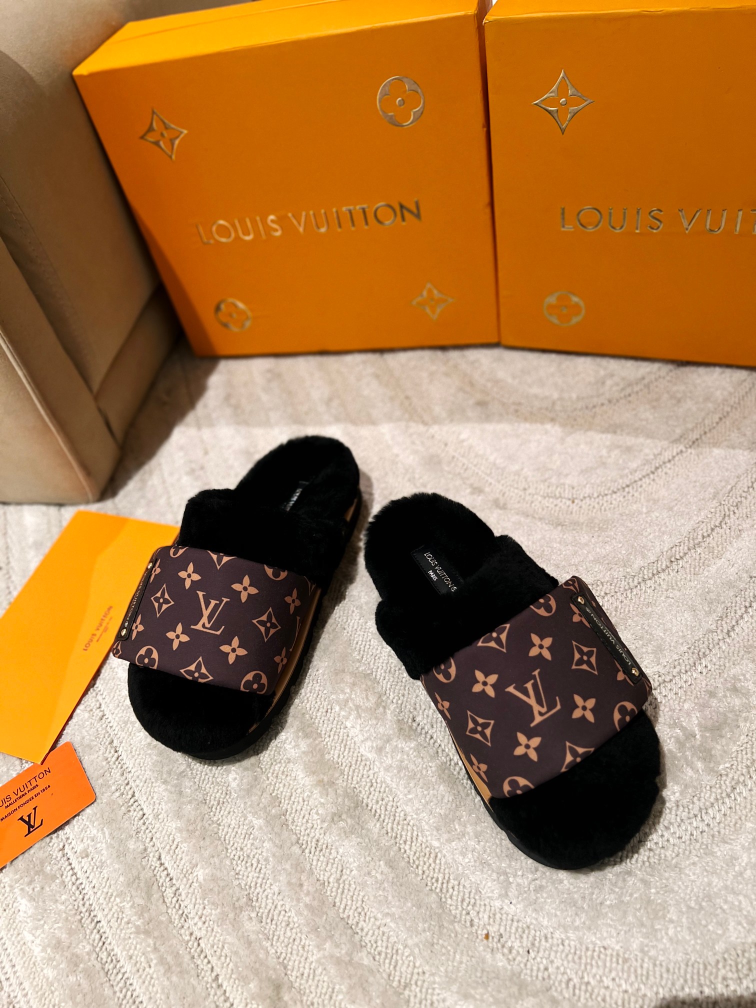 l**is V*t*n slipper pillow flat comfort mule black 1aam3k