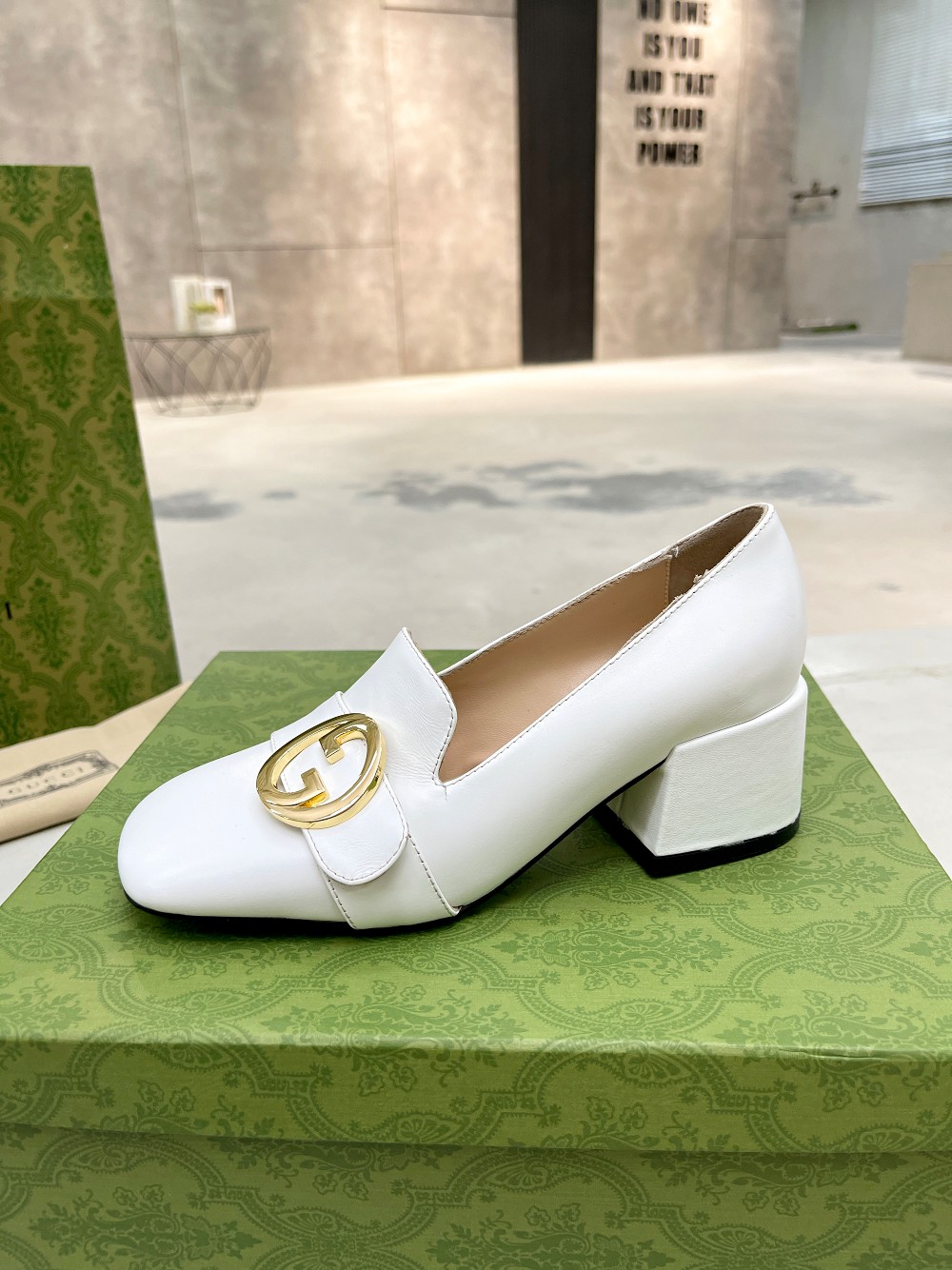 G*u*i blondie pump white 700053