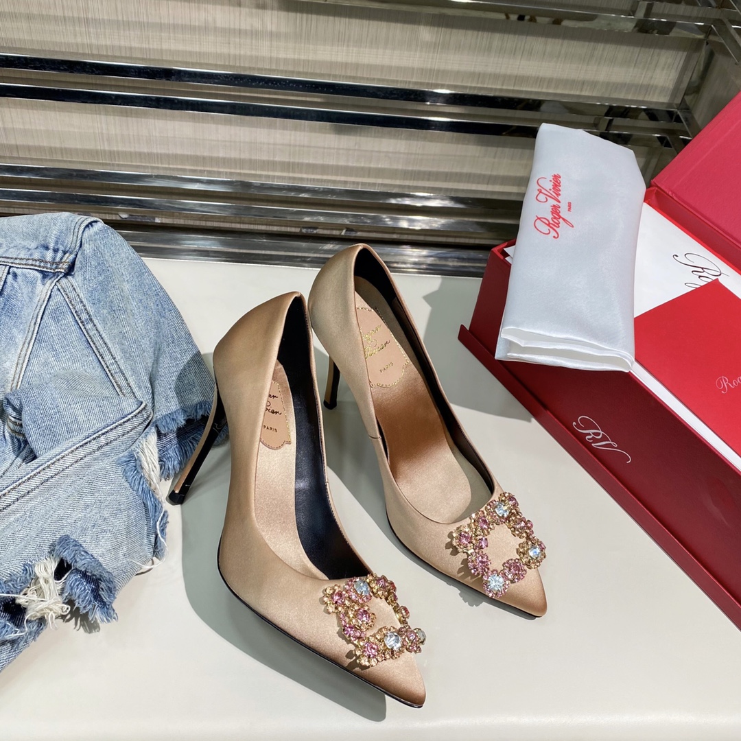 ROGER VIVER FLOWER STRASS BUCKLE PUMPS IN STAIN SHINY NUDE RVW4141